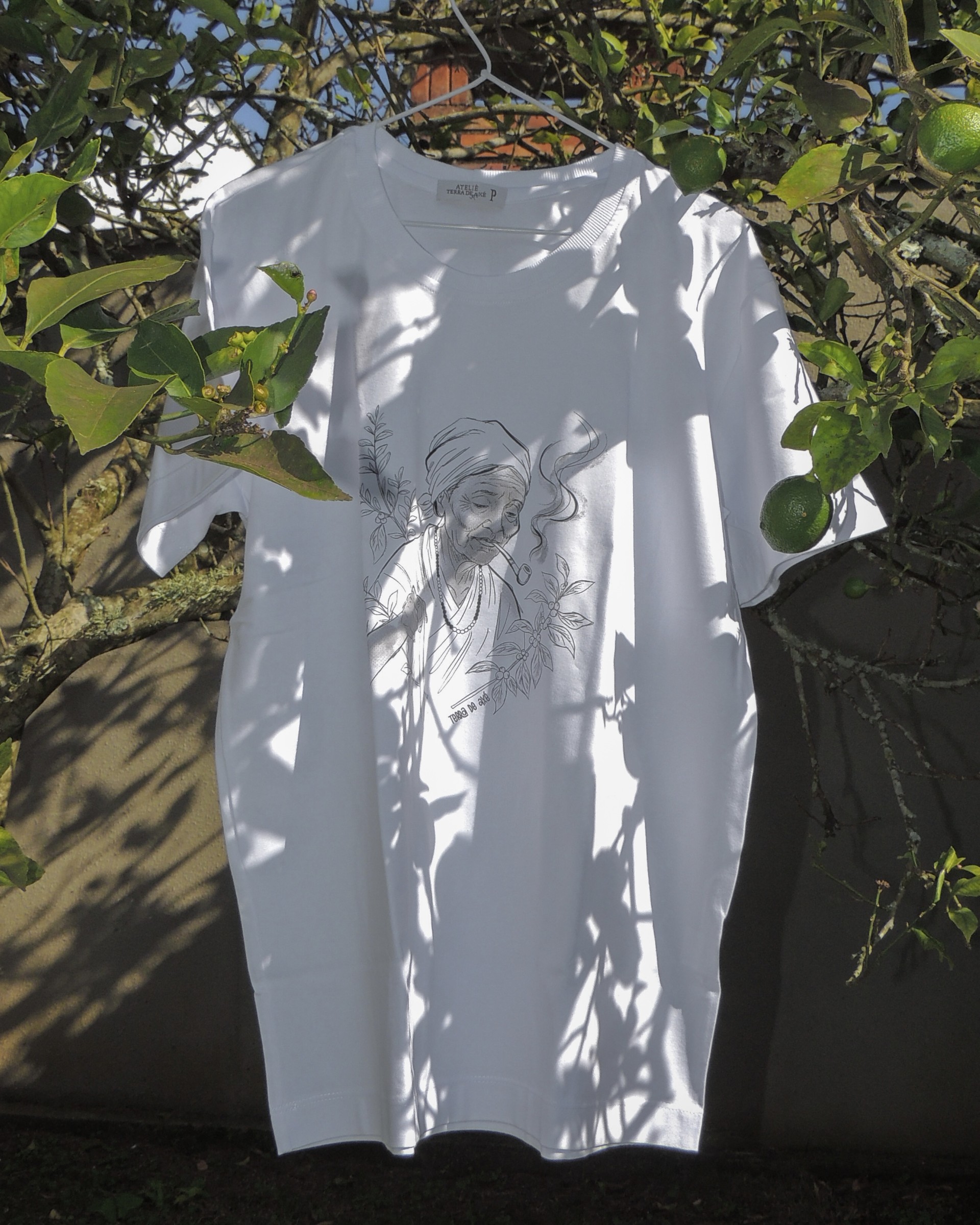 Camiseta Unissex Preta Velha - Coleção Ponto Firmado - Costas