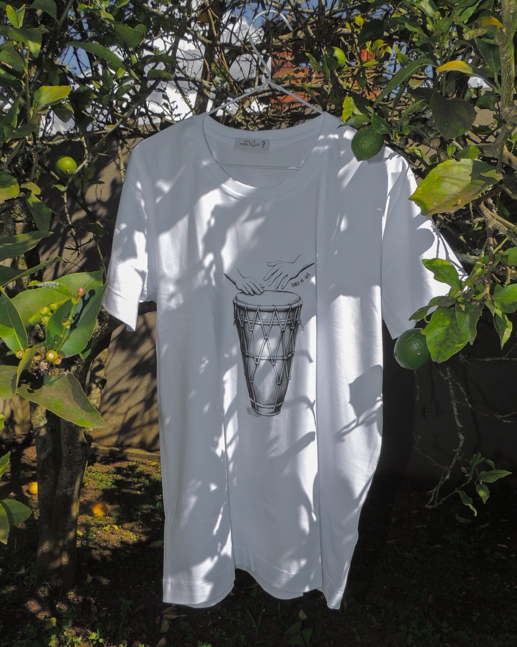Camiseta Unissex Mãos Ogãs - Coleção Atabaques - Costas